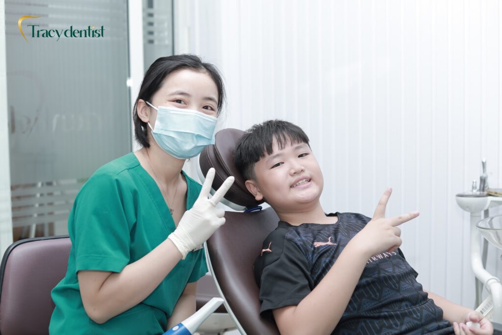 Hình ảnh bác sỹ và bé trai trước khi tiến hành điều niềng răng
