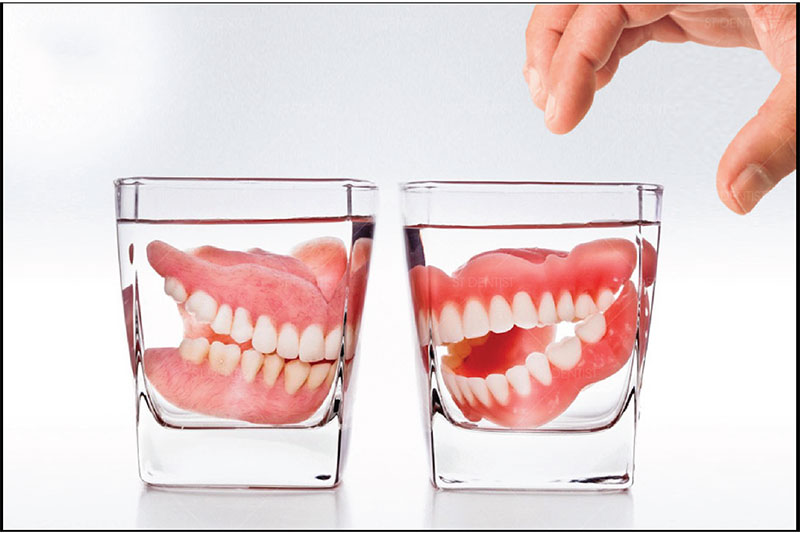 Ngâm răng giả vào nước muối và nước súc miệng để diệt khuẩn