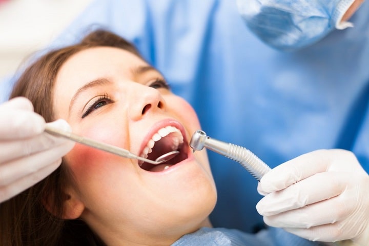 Đánh bóng răng tại Tracy được thực hiện cẩn thận 
